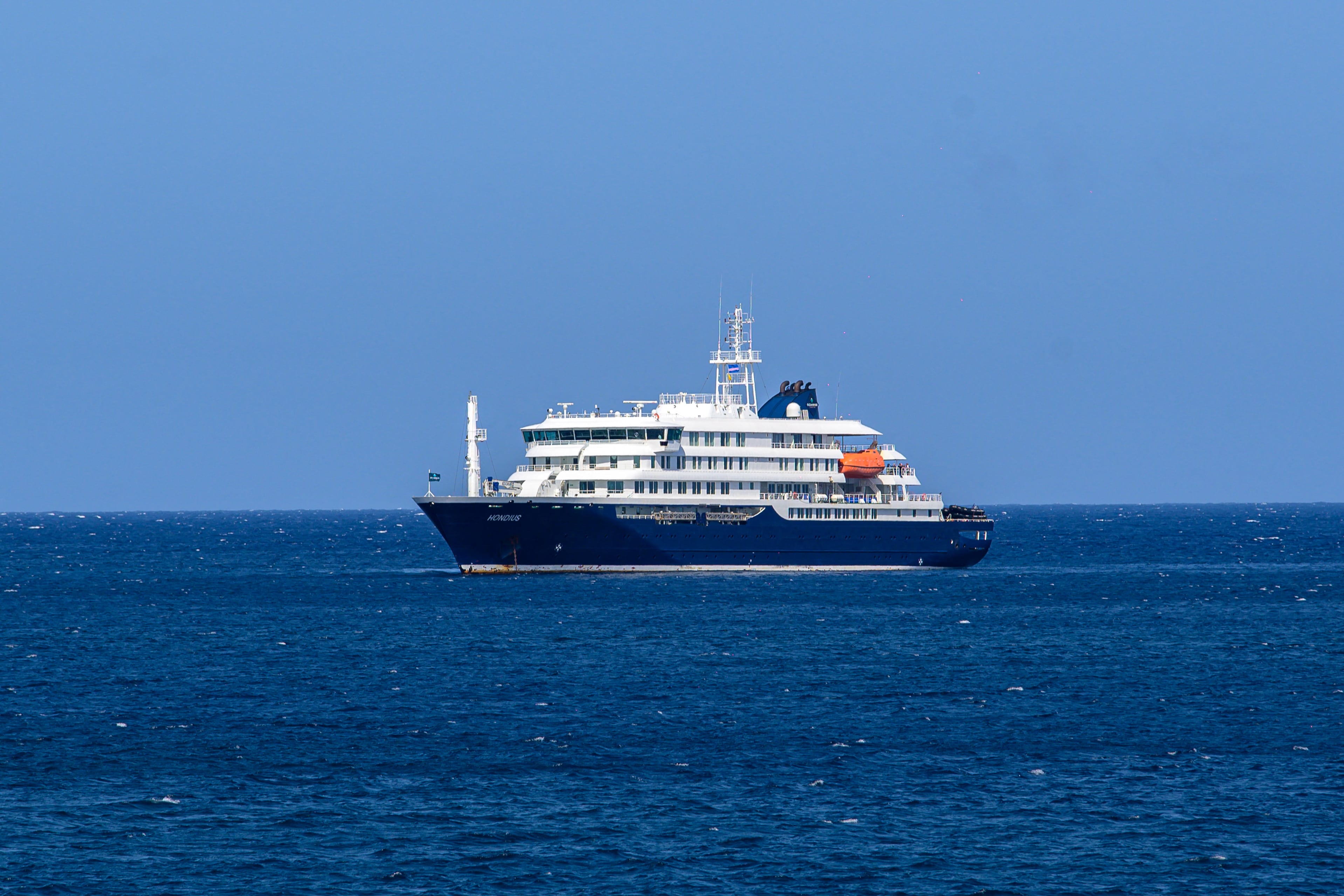 La OMS confirmó un caso de hantavirus y cinco sospechosos en el barco MV Hondius, que viajaba entre Ushuaia y Cabo Verde. (Photo by AFP)