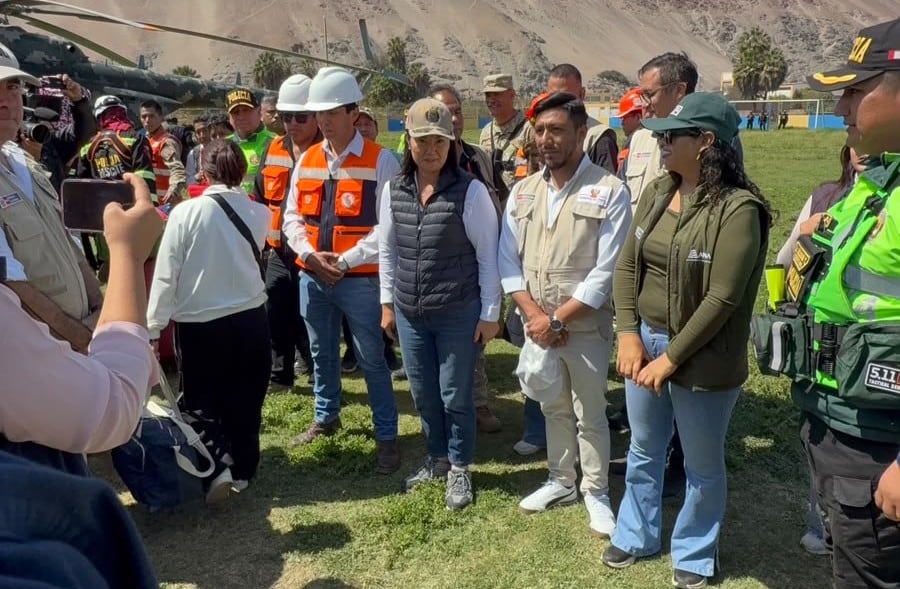 La presidenta Keiko Fujimori arribó a Ocoña, provincia de Camaná, Arequipa, para supervisar las zonas afectadas por el huaico y deslizamientos. Foto: Correo.