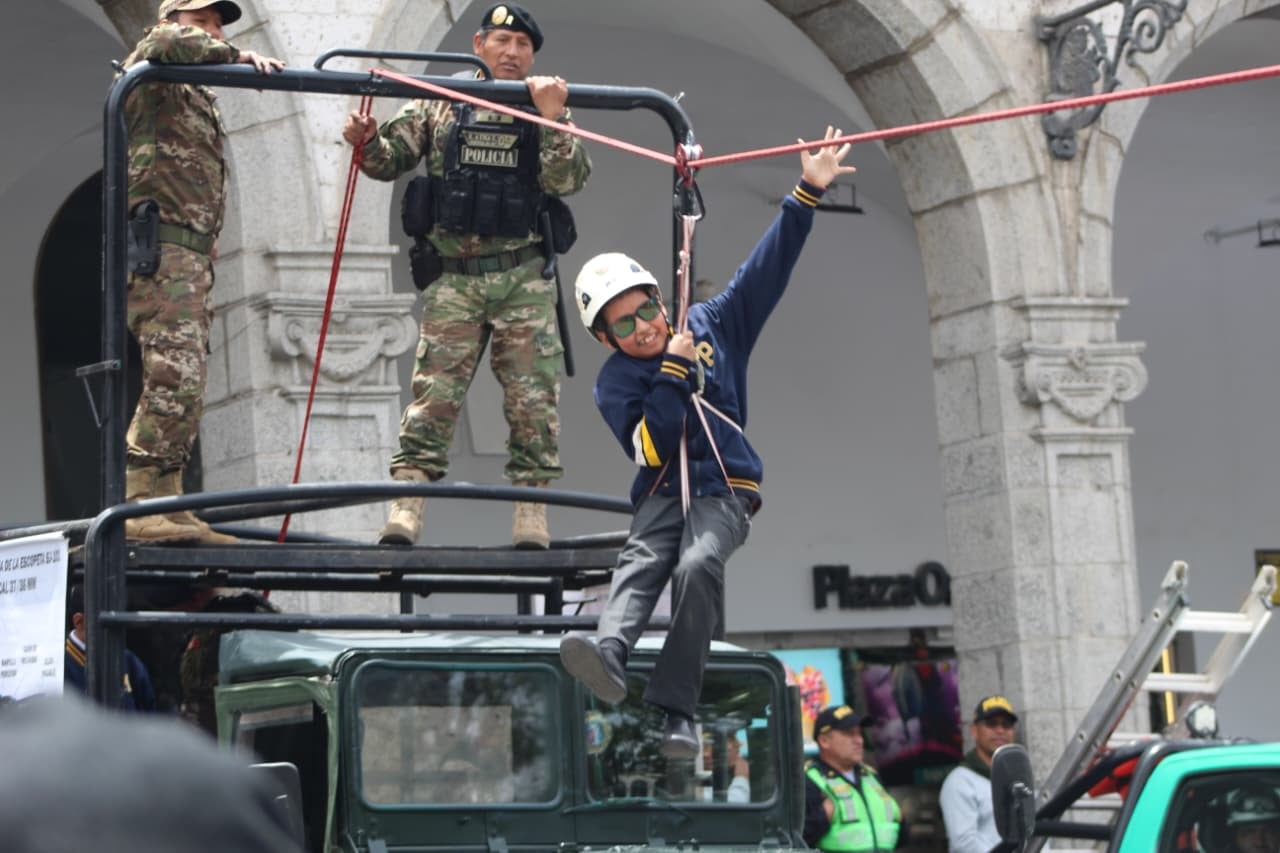 Feria Informativa de la PNP en la Plaza de Armas de Arequipa. Foto: Álvaro Figueroa/GEC.