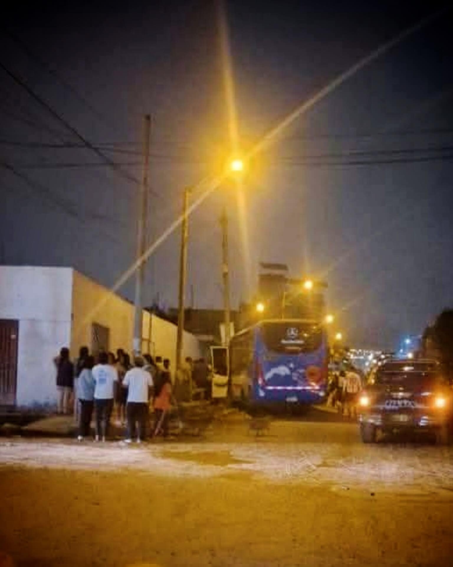 El ataque perpetrado por dos sujetos que fingieron ser pasajeros sucedió en la intersección de la calle José Cabrera y 22 de Diciembre, en el distrito de Alto Trujillo. Extorsionadores estarían detrás del atentado.