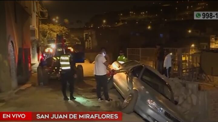 Auto a punto de caer sobre una casa. Foto: América Noticias