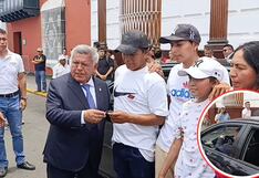 César Acuña entrega automóvil a taxista que resultó herido en atentado a sede de Ministerio Público de La Libertad
