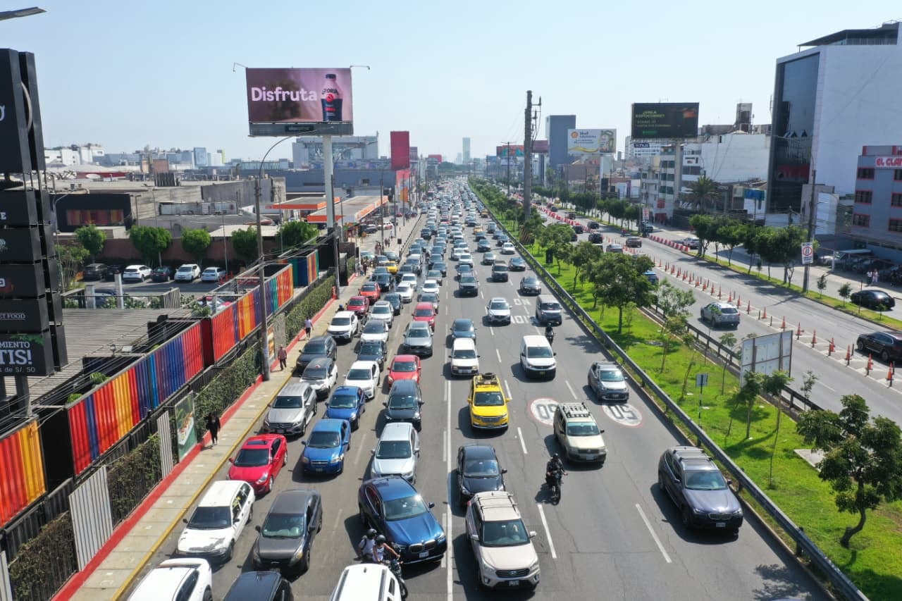 Intensa cola de autos para llegar a la universidad de Lima en la avenida Javier Prado.