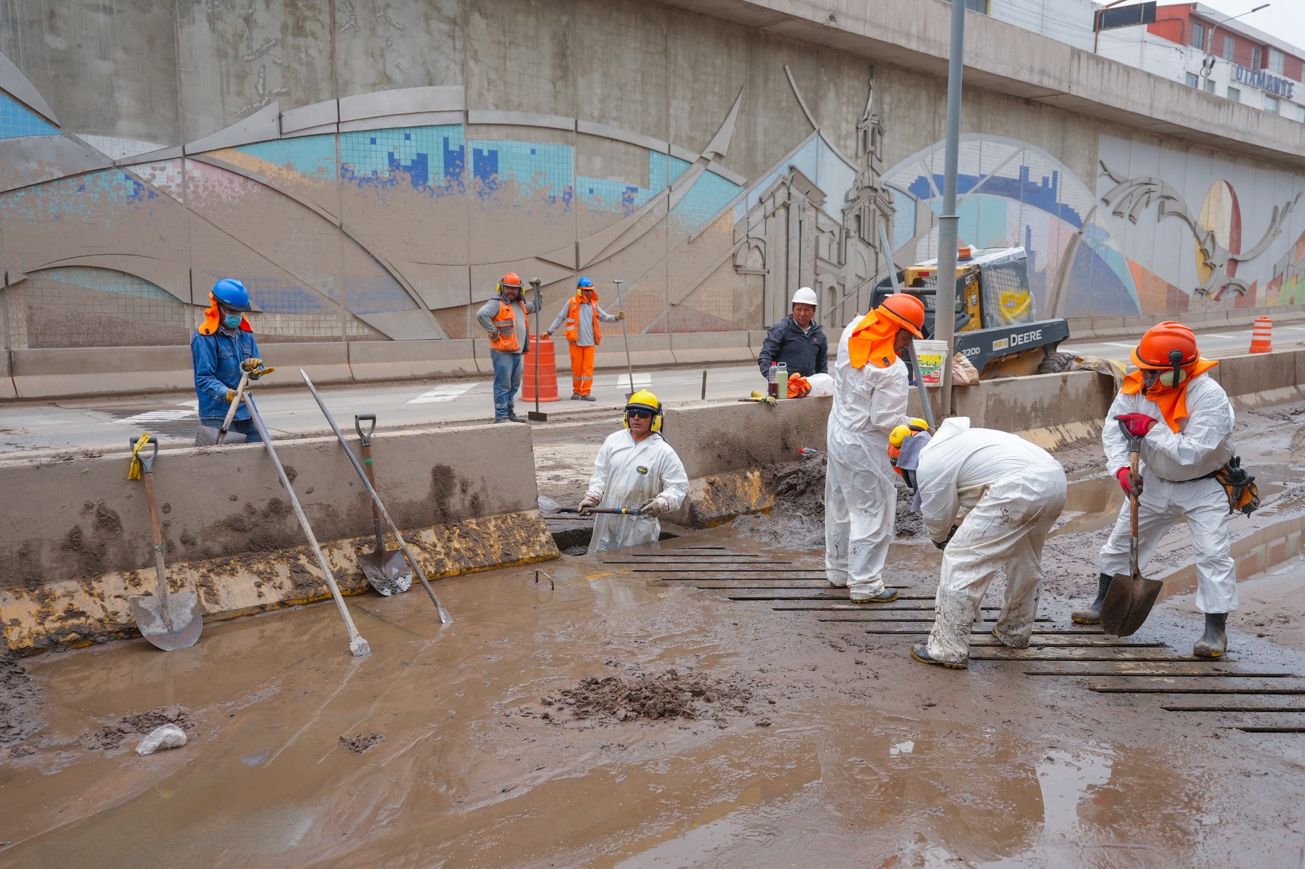 Limpiaron el drenaje de la Variante de Uchumayo, el cual estaba lleno de lodo (Fotos: GRA)