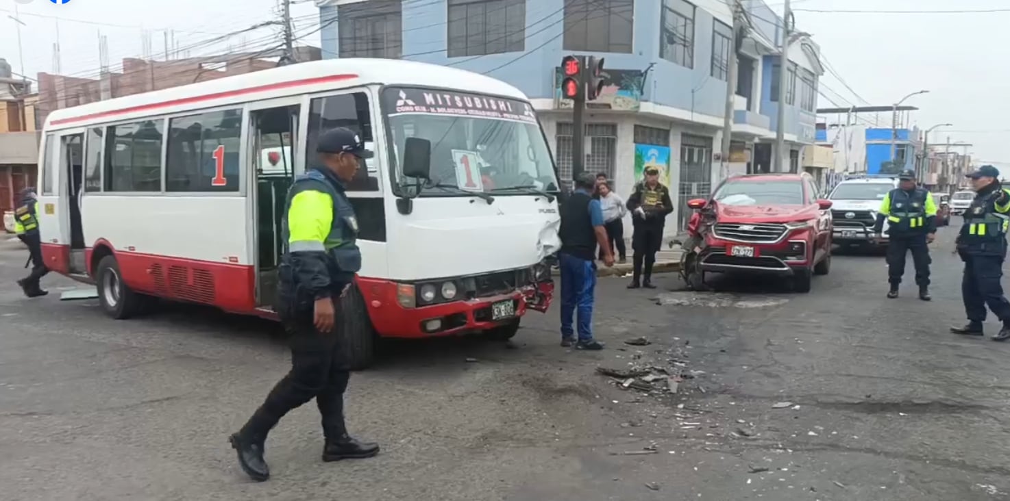 Bus lleno de pasajeros y camioneta particular chocaron en una intersección de vías en el distrito Albarracín