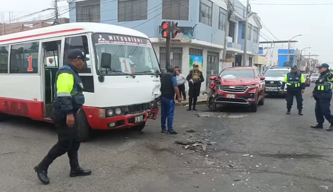 Bus lleno de pasajeros y camioneta particular chocaron en una intersección de vías en el distrito Albarracín