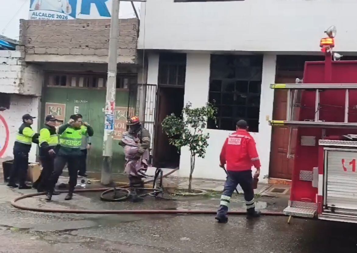 Bombero lo rescató cuando se encontraba solo en el segundo piso. (Foto: Difusión)