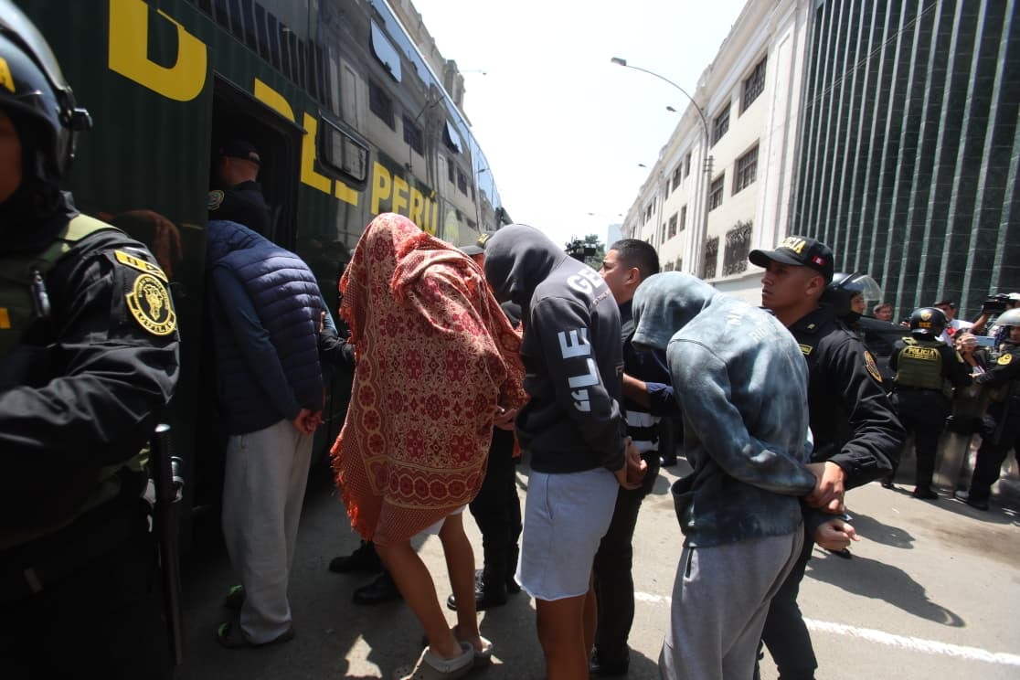 El 12° Juzgado de Familia de Lima deberá decidir si acepta el planteamiento de la Fiscalía contra seis estudiantes bajo sospecha de haber abusado sexualmente del también menor J.L.T.M., para quien se dispuso que la policía custodie su vivienda (Foto: Violeta Ayasta/ GEC)