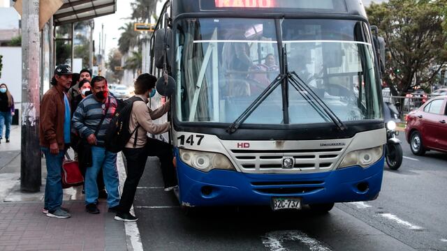 Corredor Azul: conductores paralizan operaciones y pasajeros reportan ausencia de buses  