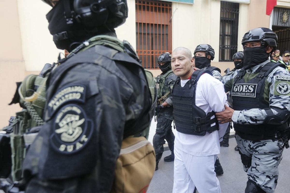 Foto de Erick Moreno, alias 'El Monstruo', quien fue trasladado a la Base Naval del Callao. Luce rapado y con un uniforme blanco. (Foto: Joseph Ángeles / @photo.gec)