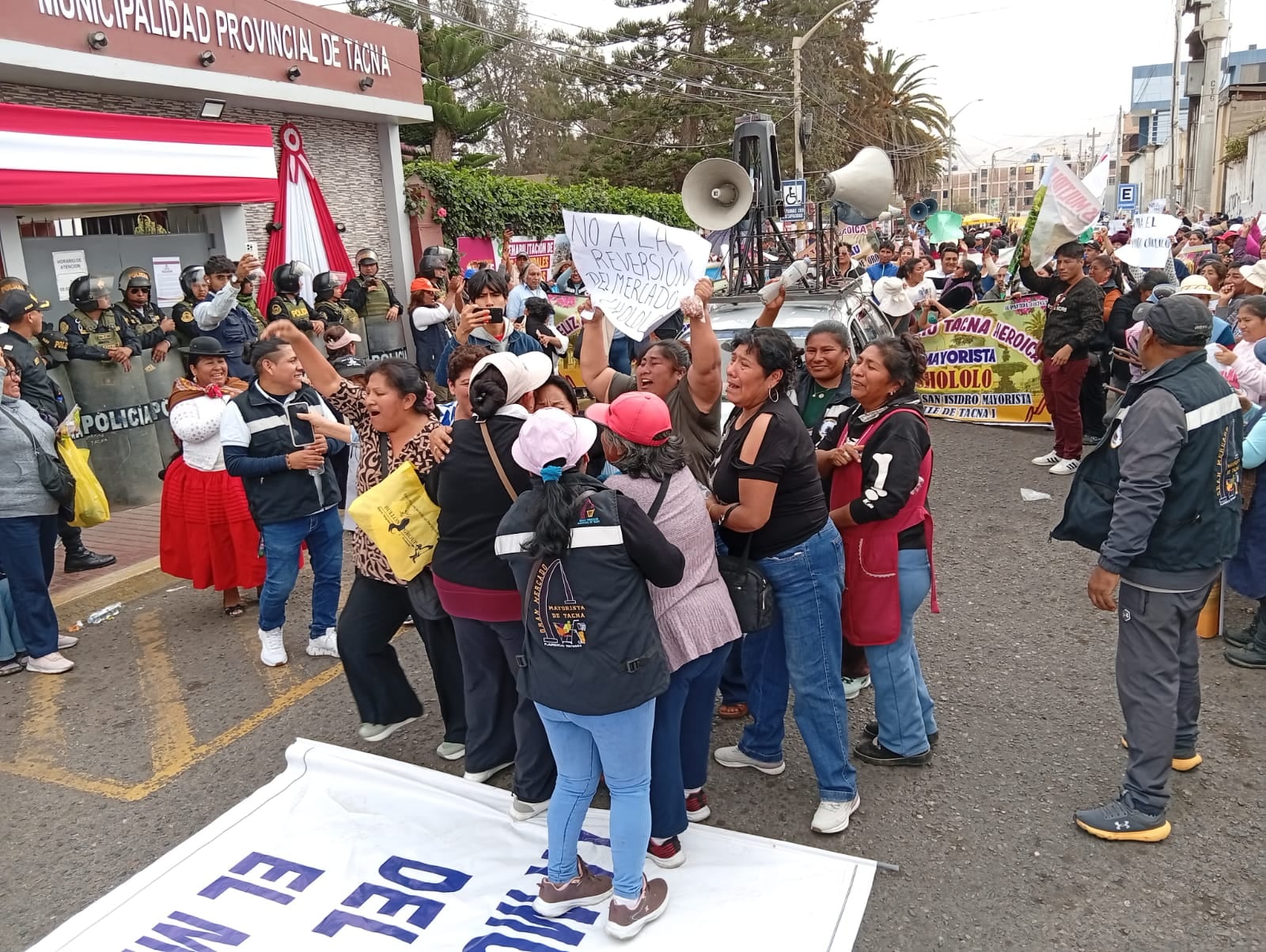 Comerciantes liderados por Teresa Quispe lloraron al conocer aprobación de proyecto. (Foto: Adrian Apaza)