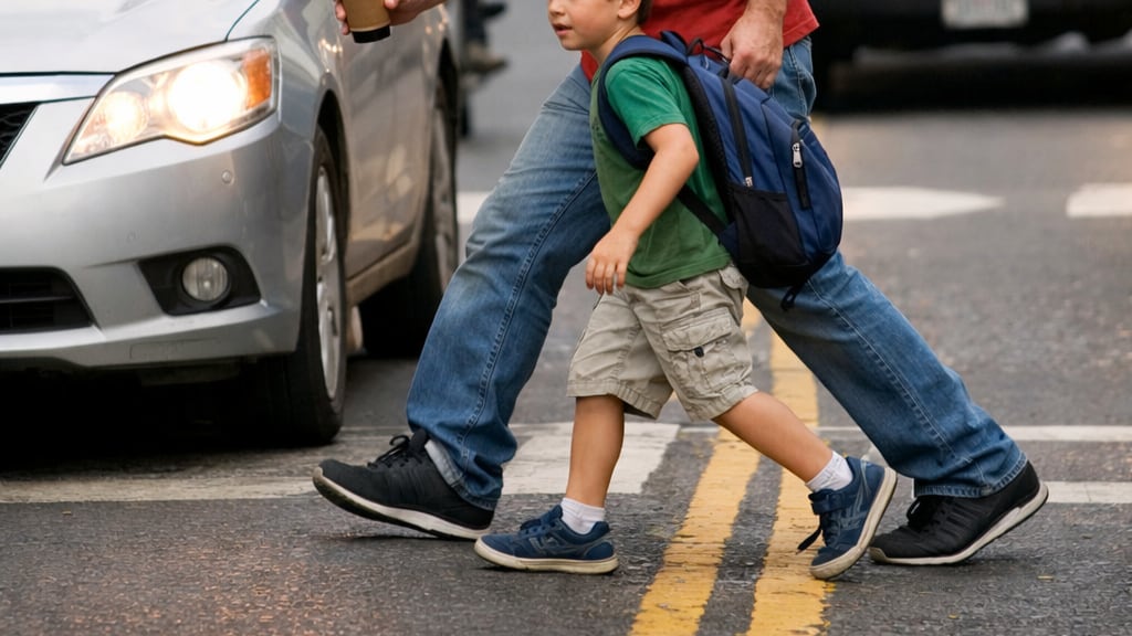 A pocas semanas del inicio del año escolar 2026, especialistas alertan que los niños imitan conductas inseguras observadas en casa, especialmente en la vía pública.