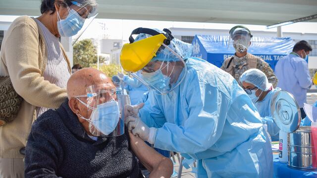 Vacunación contra la COVID-19 para mayores de 60 años iniciará antes de fin de mes en Tacna