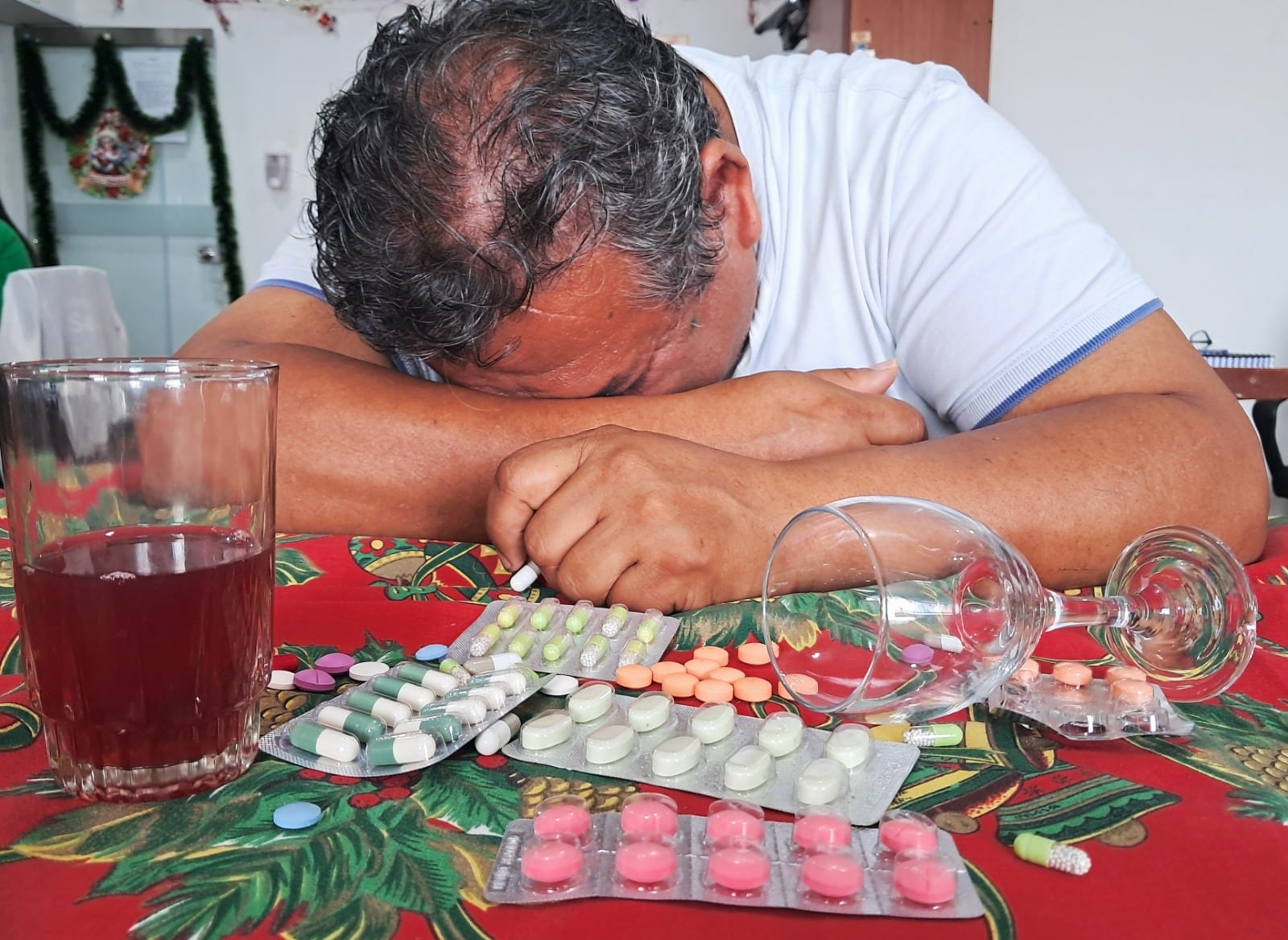 La autoridad sanitaria recomendó evitar las bebidas alcohólicas durante tratamientos farmacológicos, salvo que un profesional de la salud descarte posibles interacciones.
