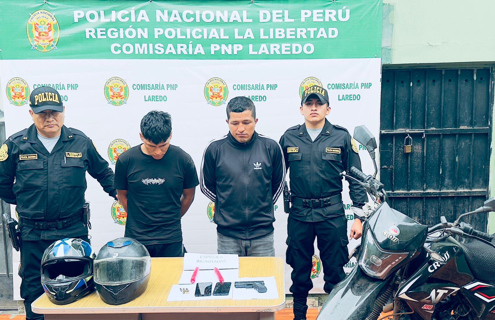La Policía detuvo en inmediaciones del cementerio de Laredo a ambos jóvenes cuando se movilizaban en una motocicleta en posesión de dos cartuchos de dinamita.