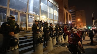 Simpatizantes de Delia Espinoza se mantienen en vigilia frente al Ministerio Público (GALERÍA)