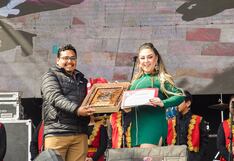 Multifacética artista tacneña Marcela Luna recibe el emblema municipal