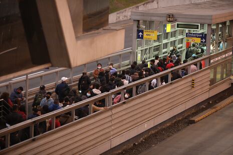Colas en estaciones del Metropolitano por tráiler varado en vía exclusiva
