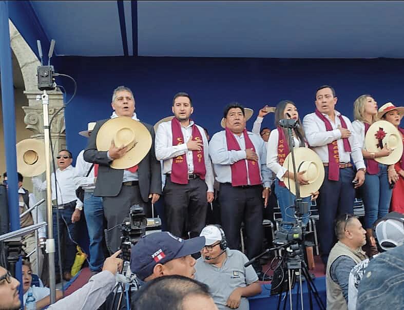 Exalcalde Yamel Romero se subió al estrado en Entrada de Ccapo. Foto: GEC.