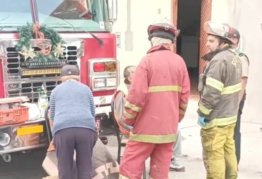 Bomberos atendieron a pareja de abuelitos. Foto: Contacto Sur.