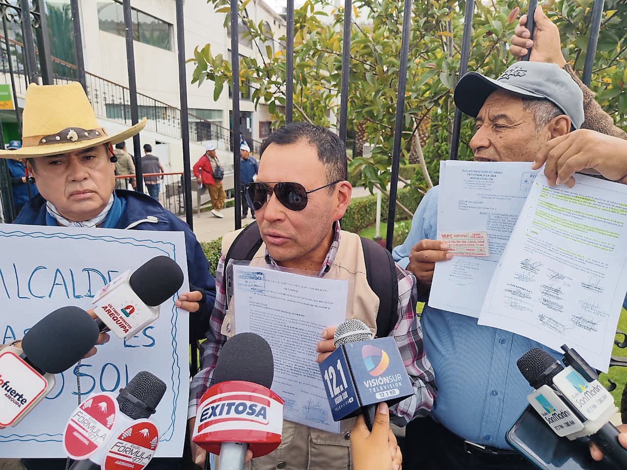 Pobladores de Cono Norte de Arequipa protestaron en la Municipalidad de Arequipa para pedir fiscalización de buses del SIT (Foto: Omar Cruz/@photo.gec)