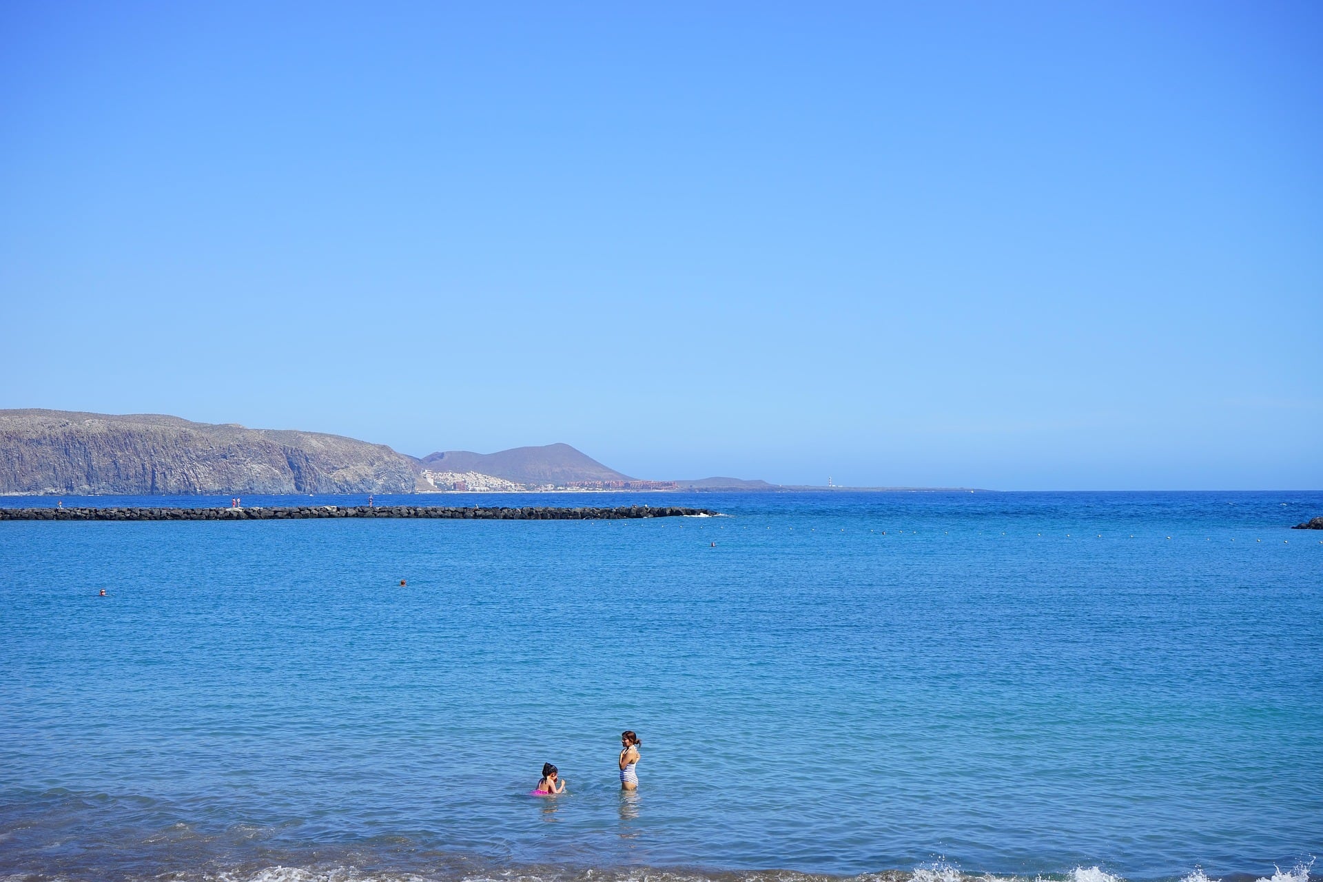Viajes, playa o más tiempo fuera de casa cambian la rutina en verano. Aplicar cuidados básicos ayuda a reducir riesgos y disfrutar la temporada sin contratiempos.