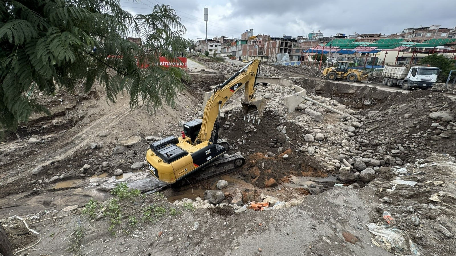 Retiran material arrastrado para demoler el puente Villa Continental en Cayma (Foto: Municipalidad de Cayma)