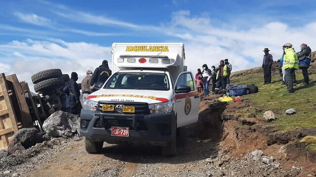 Huancavelica: Conductor extranjero fue rescatado tras estar atrapado 12 horas en el vehículo que se volcó