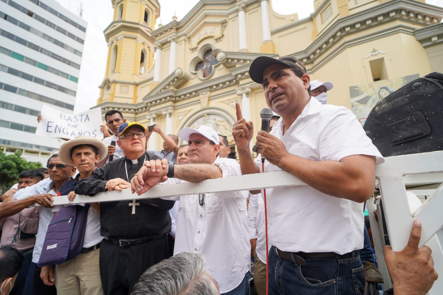 El gobernador regional aseguró que si las autoridades, congresistas y sociedad civil se mantienen unidos, no será necesario entregar dádivas para conseguir los grandes proyectos.