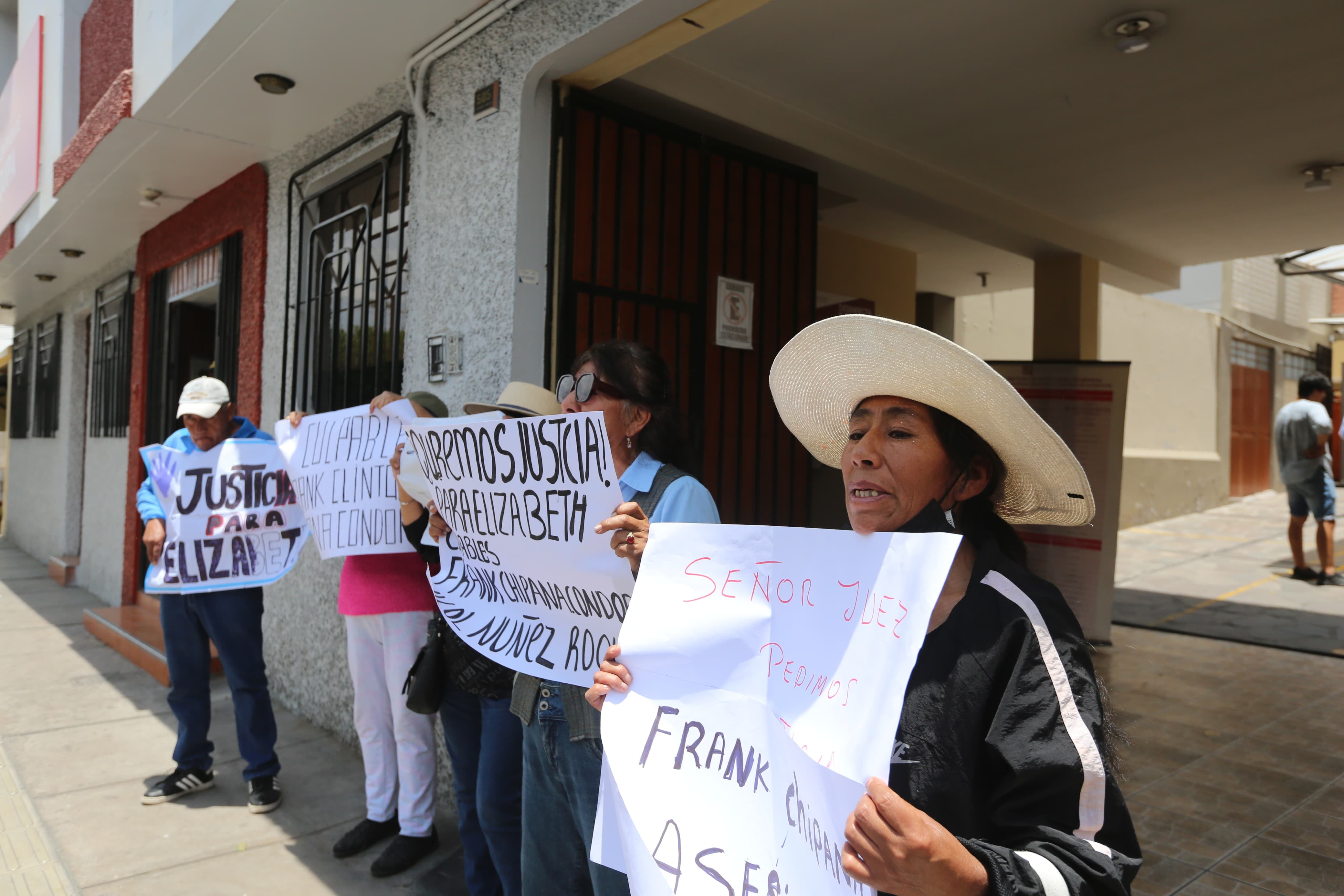 Protesta en juzgado de la ciudad de Arequipa. Foto: Leonardo Cuito.