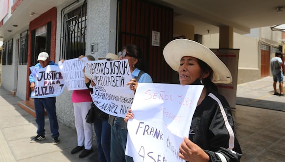 Protesta en juzgado de la ciudad de Arequipa. Foto: Leonardo Cuito.