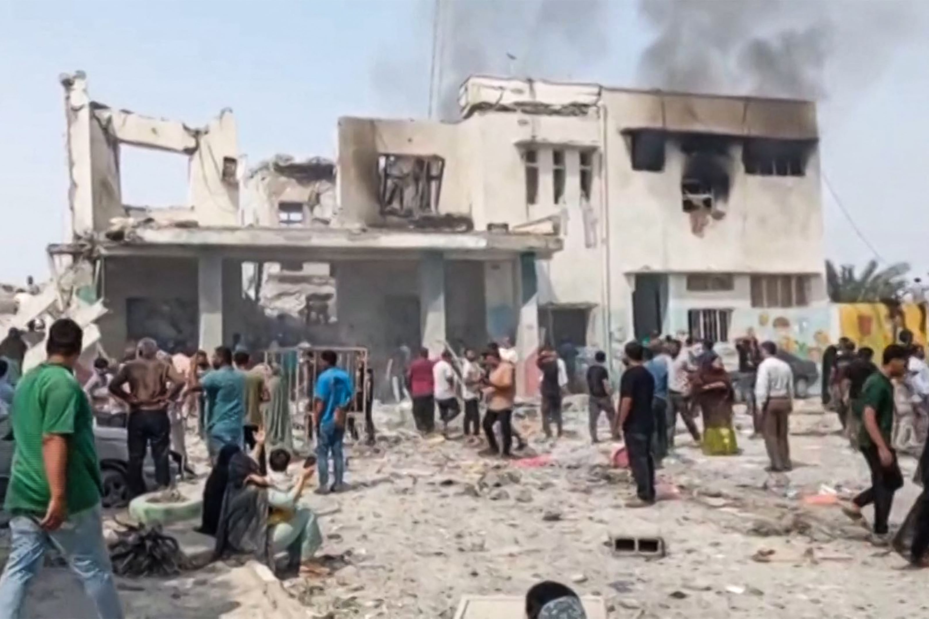 Esta captura de imagen, tomada de la televisión estatal iraní, muestra una escuela primaria en Minab alcanzada por los ataques de EE,UU, contra Irán. (Foto de IRIB TV / AFP).
