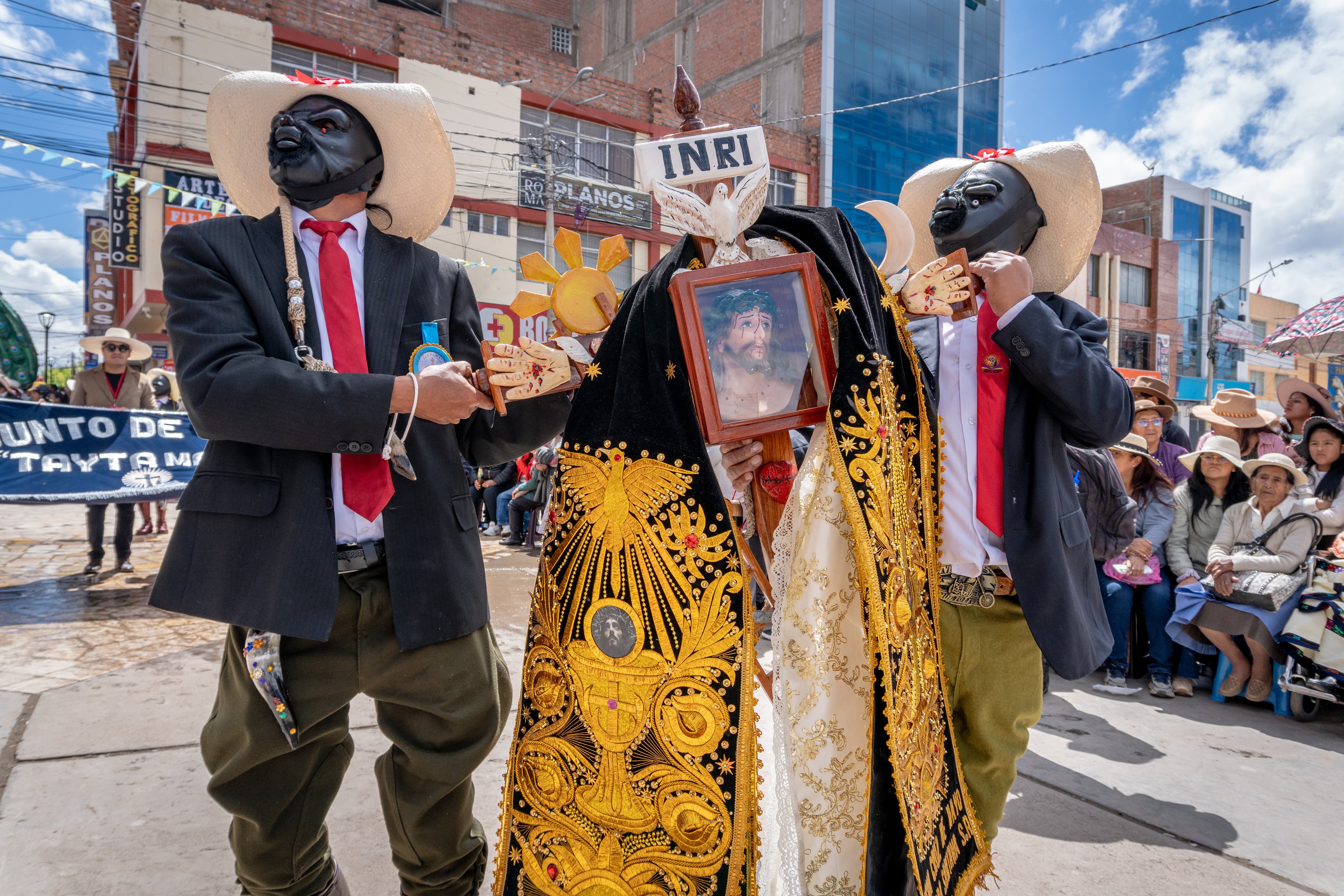 Los 36 conjuntos cargan sus propias cruces en la procesión/pasacalle. (Foto: Lars Córdova)