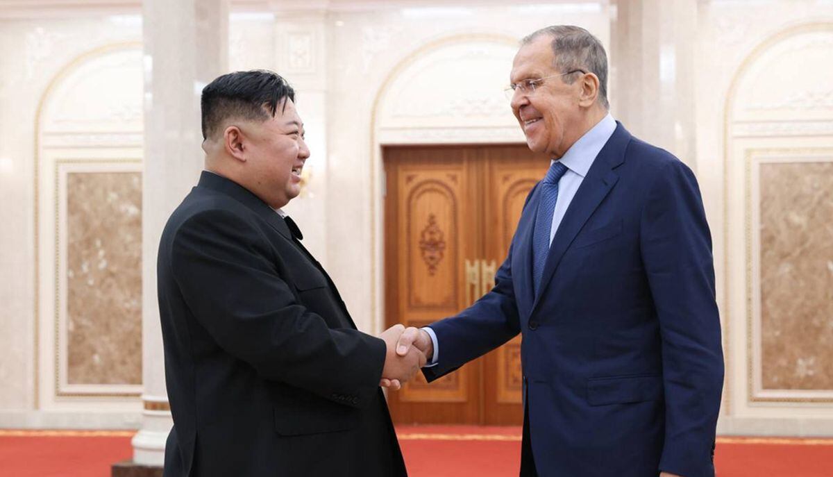 El líder de Corea del Norte, Kim Jong-un y el ministro de Exteriores de Rusia, Serguéi Lavrov. Foto: EFE/Ministerio de Exteriores de Rusia