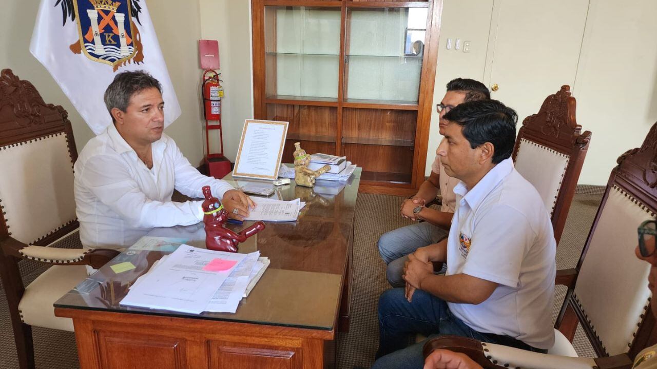 Alcalde de Huanchaco, Efraímn Bueno, participó en protesta y se reunió con burgomaestre Arturo Fernández.