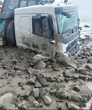 Vehículos quedaron atrapados entre los escombros y el lodo en la Panamericana Sur