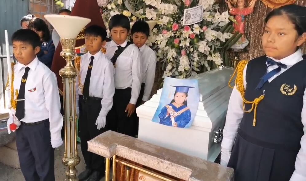 Compañeros y amigos lloran a la pequeña que murió arrollada (Foto: Omar Cruz)