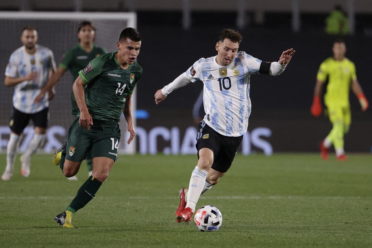 Argentina, con Lionel Messi en su plantel, trepa a los 3.650 metros de altitud de La Paz para enfrentar a Bolivia el martes. | Foto: AFP