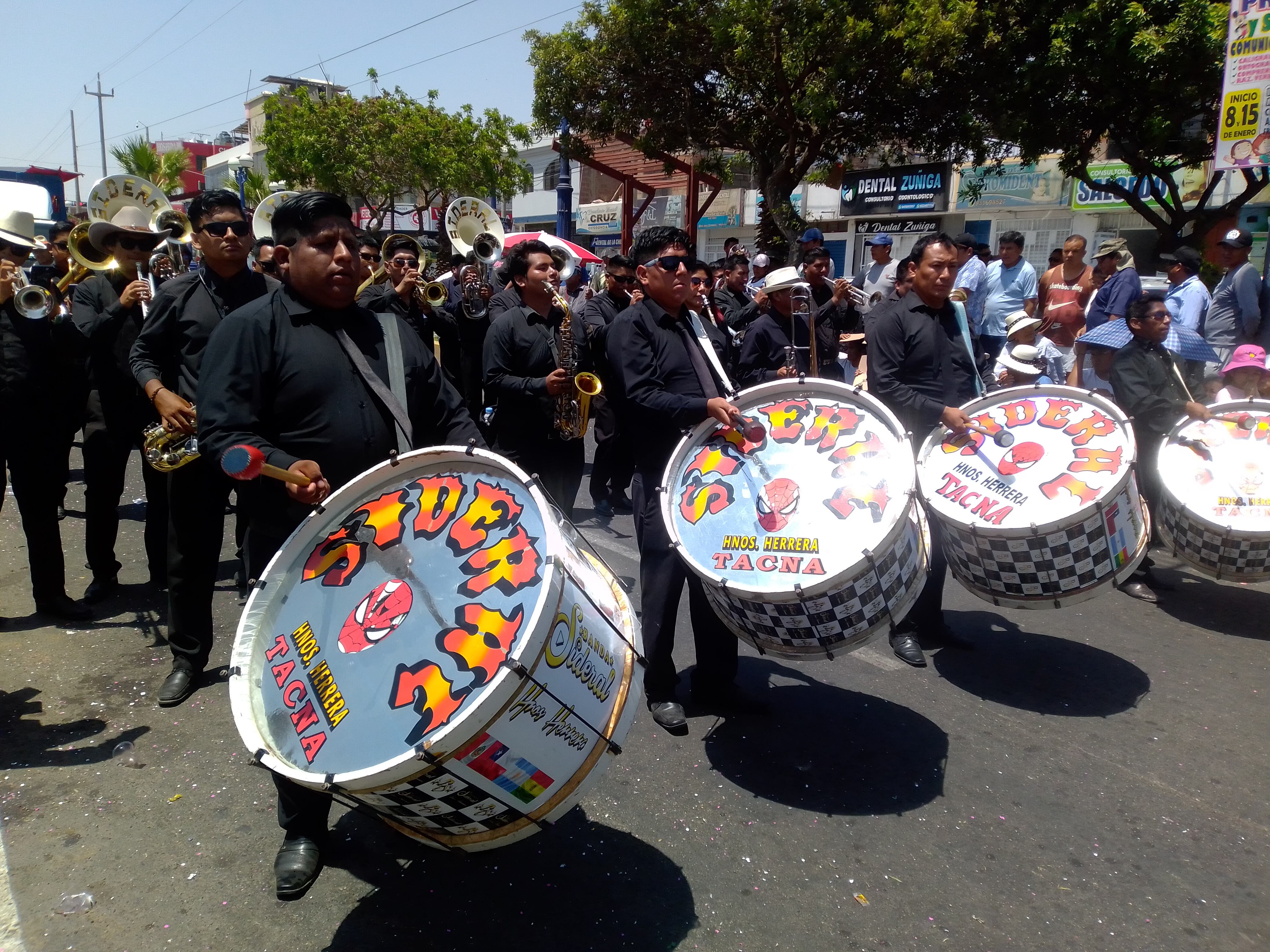 Integrantes de la banda Sideral pusieron la nota musical en la actividad realizada por primera vez en Gregorio Albarracín. (Foto: Adrian Apaza)