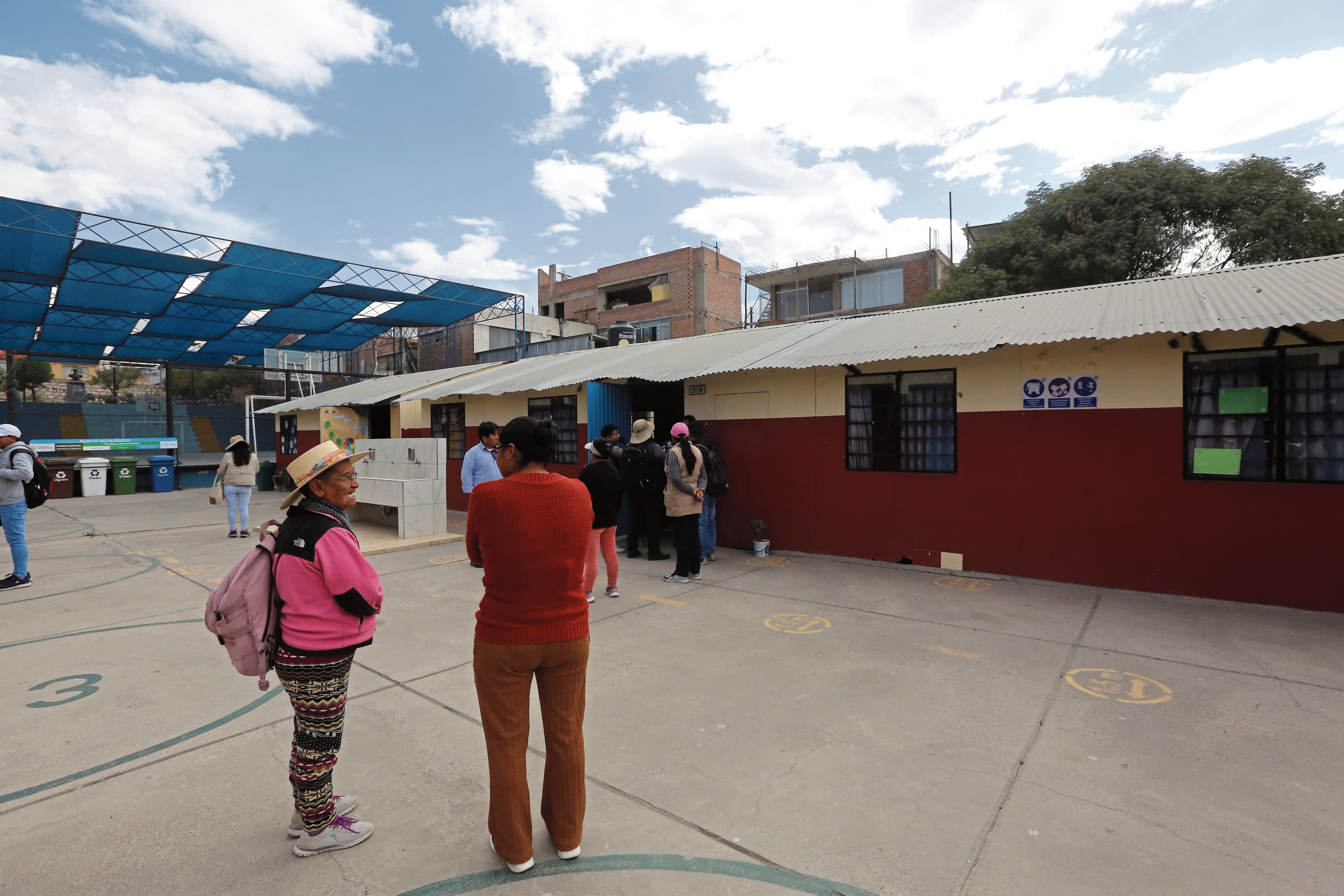Padres de familia esperan que autoridades intervengan en colegio. (Foto: GEC)