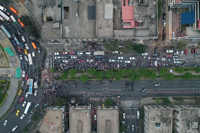 Marcha convocada por Juntos por el Perú se desarrolla bajo estricto resguardo policial