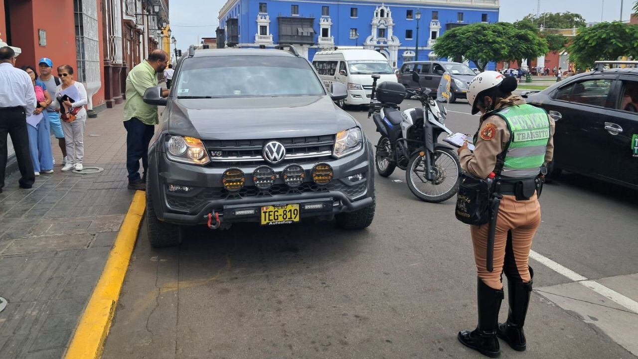La suboficial PNP Ana Samamé fue removida de su puesto en la Unidad de Tránsito días después de colocar papeleta a la camioneta de la presidenta del Consejo Regional.