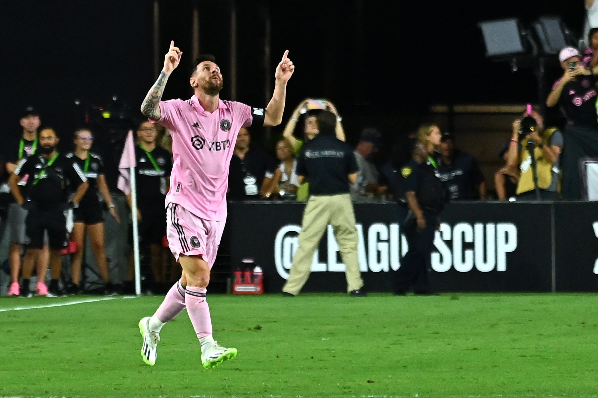 El delantero argentino de Inter Miami, Lionel Messi, celebra después de derrotar a Cruz Azul de la Liga MX en su partido de fútbol del Grupo J de la Copa de la Liga en el estadio DRV PNK en Fort Lauderdale, Florida, el 21 de julio de 2023. (Foto de Chandan KHANNA / AFP)