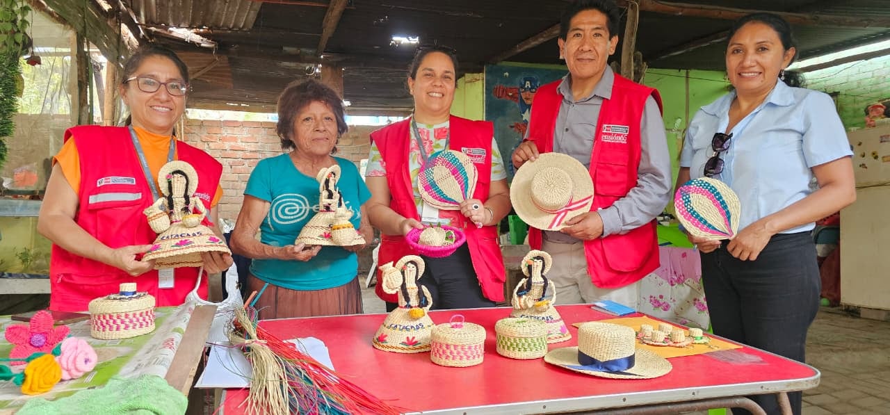 Visitaron los talleres vivenciales de tejido de paja toquilla en Marihualá.