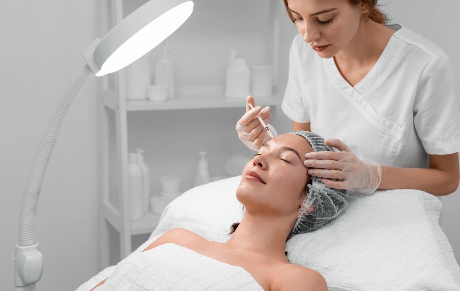 Para las pieles jóvenes se recomienda iniciar con una limpieza facial y una correcta hidratación profunda.