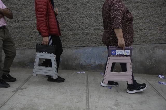 Se apertura las mesas de sufragio en el colegio San Luis Gonzaga de SJM, personas aún tienen quejas por el trabajo del personal de ONPE (Fotos: Julio Reaño/@photo.gec)