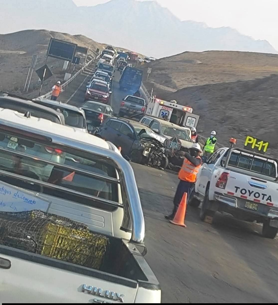 El tránsito es restringido por el Choque entre dos vehículos en la vía de Cerro Verde. (Foto: Difusión)