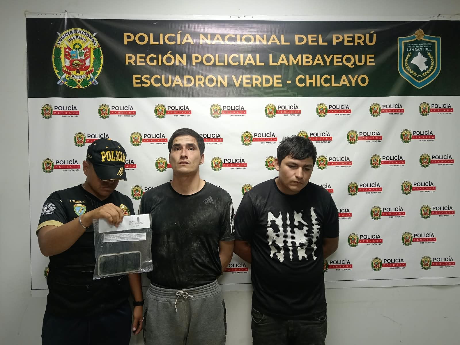 Sujetos detenidos por delito de robo agravado.