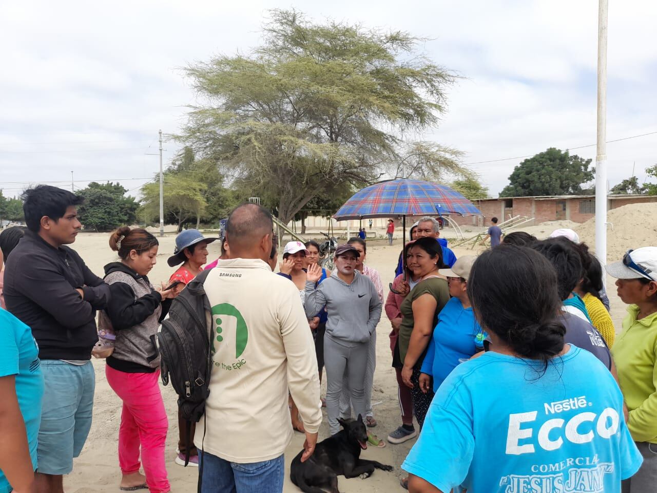 También piden que la arena que se retire durante los trabajos sean entregados a los vecinos para nivelar sus viviendas y evitar que en las lluvias se inunden nuevamente