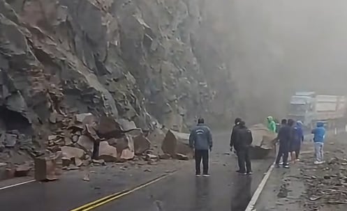 Deslizamientos de oiedras obstruyó el tránsito en la Panamericana Sur, en Ocoña